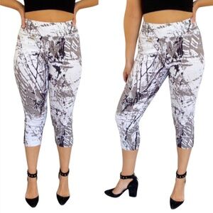 Patchington gray white abstract print stretch crop capri pants size 4